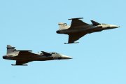 Caças Saab F-39E Gripen (FAB 4101 e 4102) são apresentados ao público durante a cerimônia do Dia da Aviação de Caça