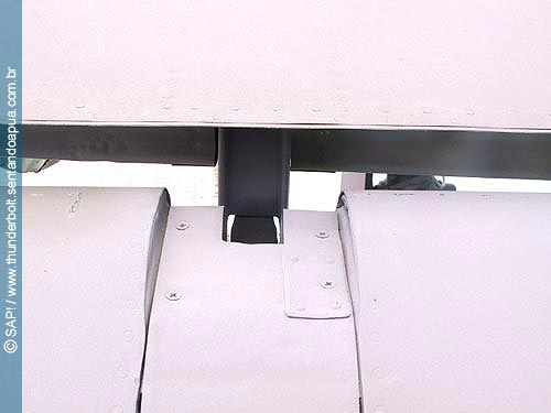 articula&ccedil;&atilde; do flape da asa esquerda em detalhe