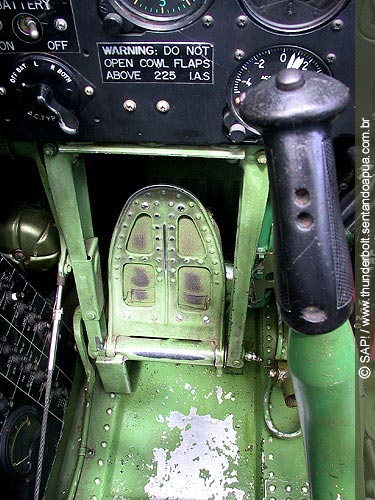 pedal esquerdo de comando do leme